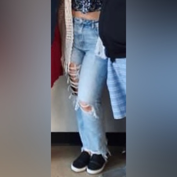 Size 10 Long American Eagle Distressed Light Wash Mom Jean - Picture 3 of 8